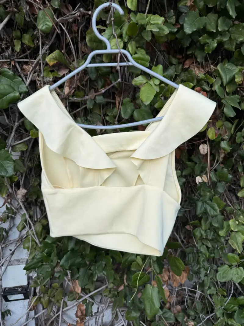 Top amarillo con volantes para mujer - 2