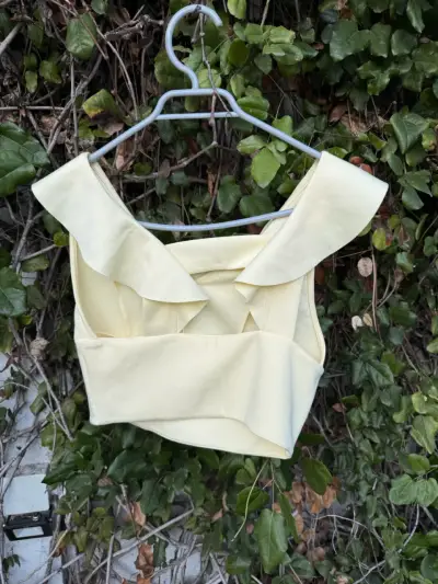 Top amarillo con volantes para mujer - miniatura 2