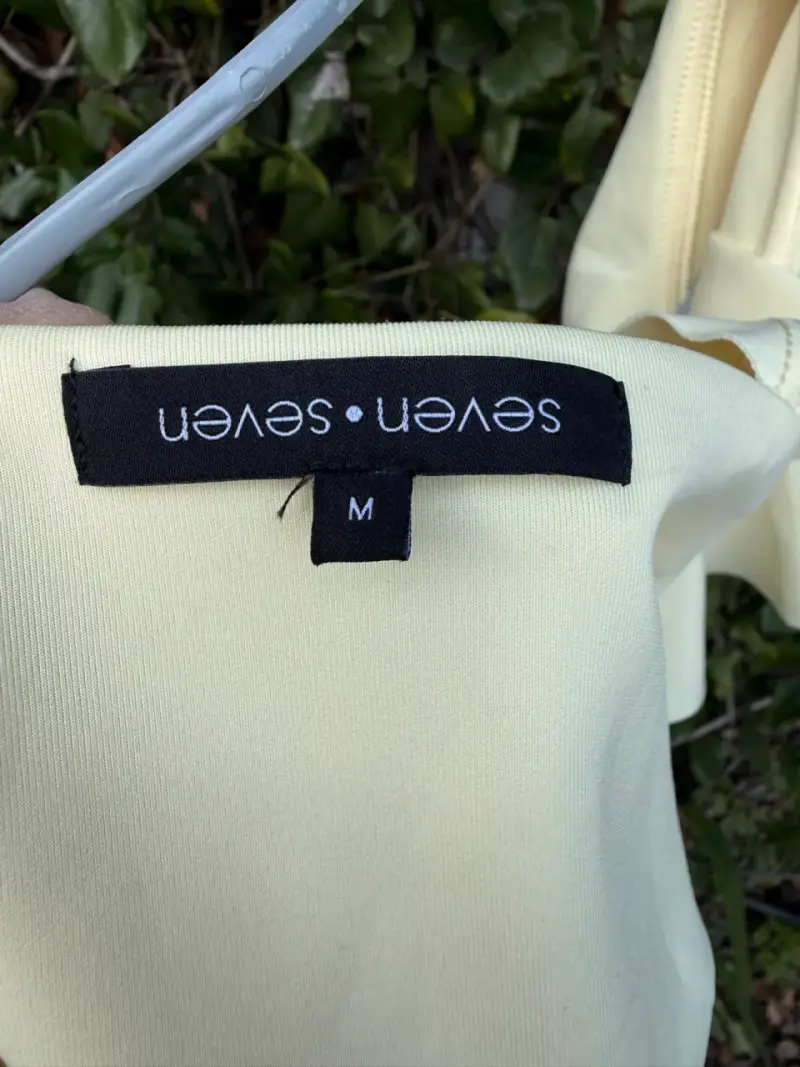 Top amarillo con volantes para mujer - 3