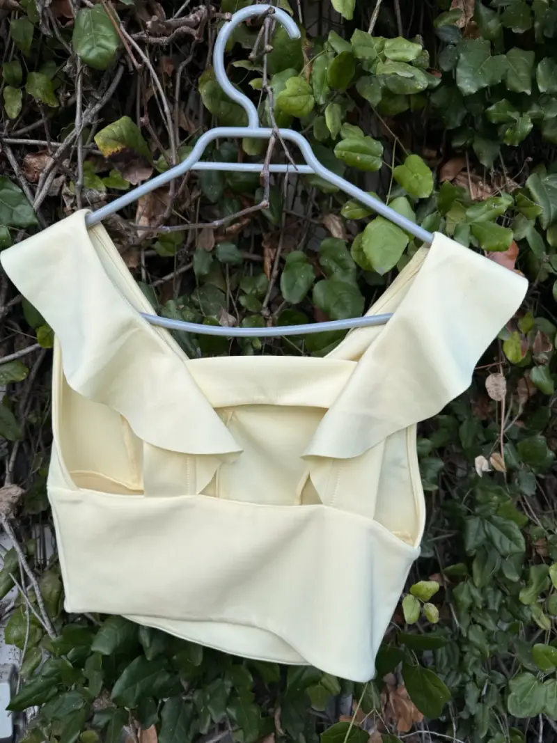 Top amarillo con volantes para mujer - 4