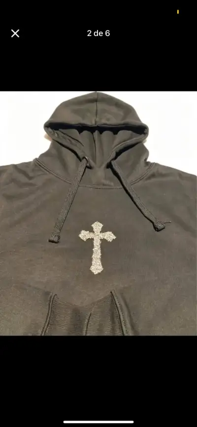 Polerón negro con diseño de cruz - miniatura 2
