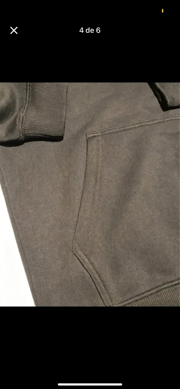 Polerón negro con diseño de cruz - 4