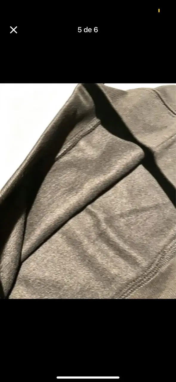 Polerón negro con diseño de cruz - 5