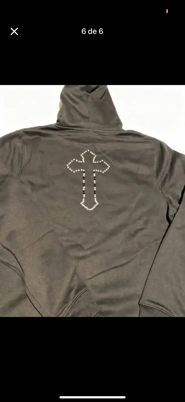 Polerón negro con diseño de cruz - 6