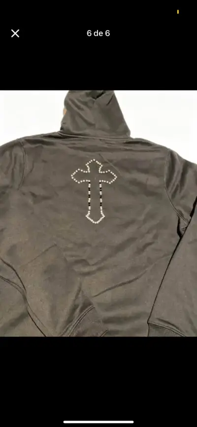 Polerón negro con diseño de cruz - miniatura 6