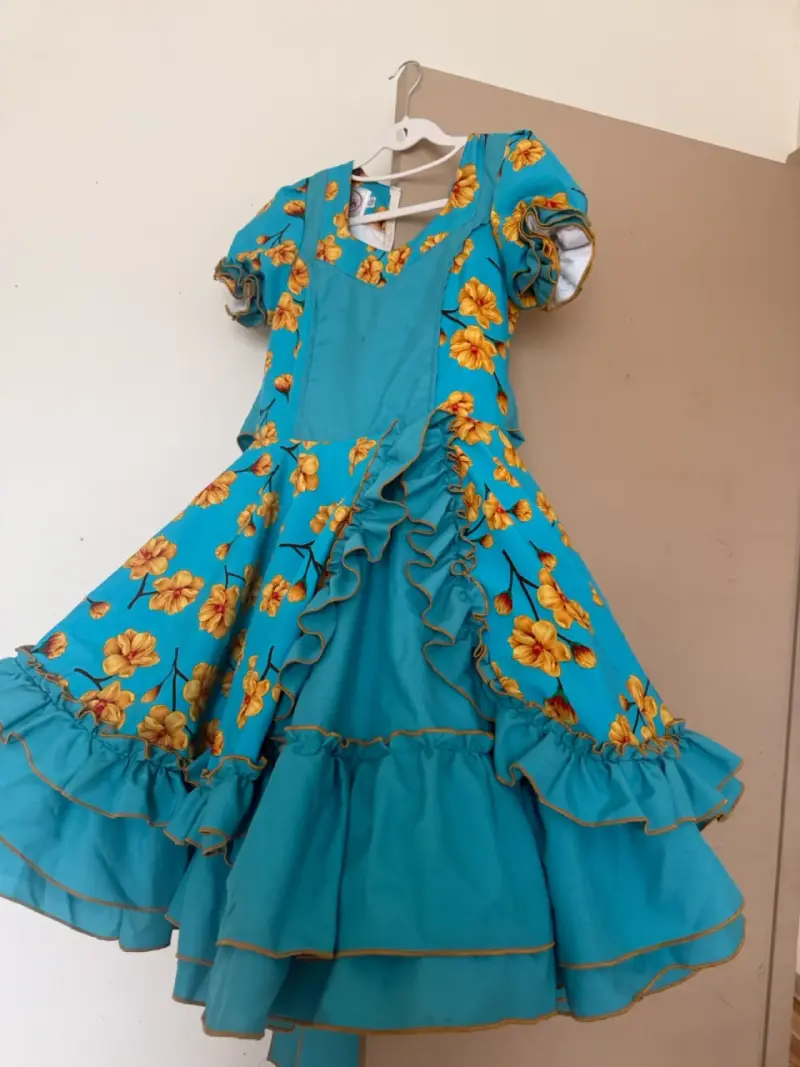 Vestido folclórico azul con flores amarillas - 1