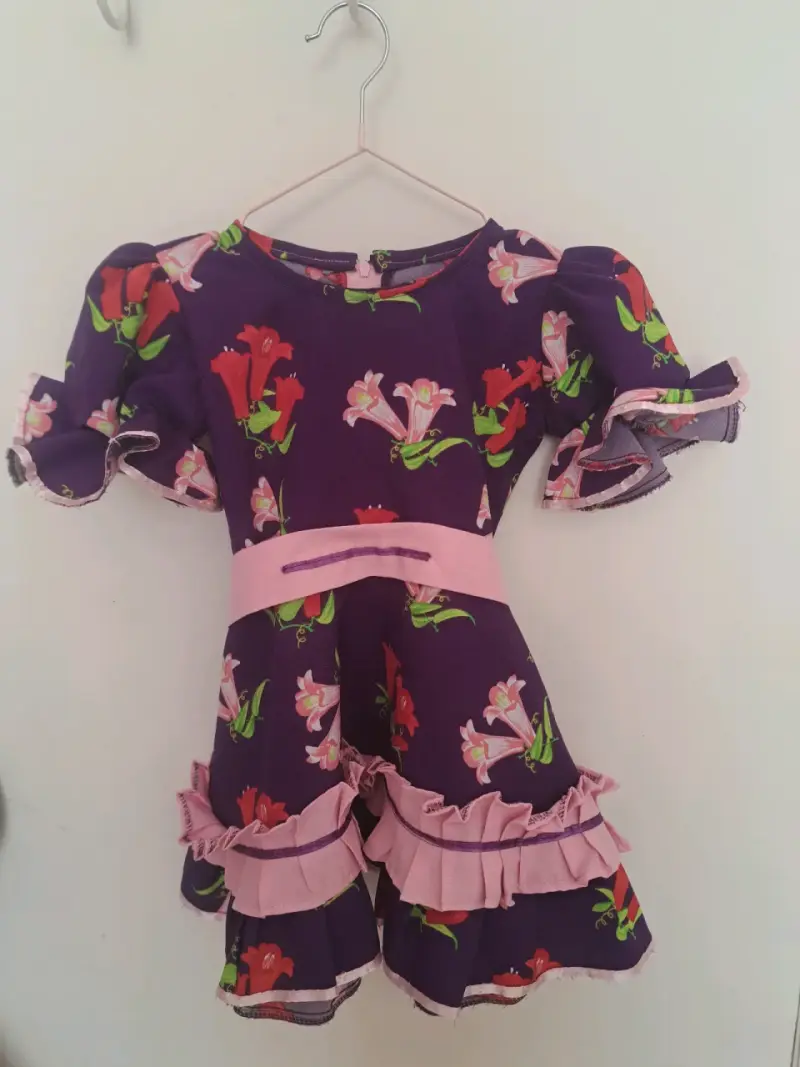 Vestido infantil floral morado con volantes
