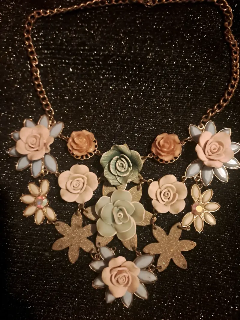 Collar de flores decorativas en tonos pastel - 1