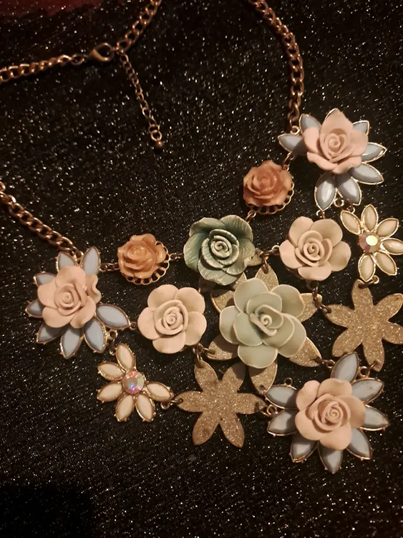 Collar de flores decorativas en tonos pastel - 2