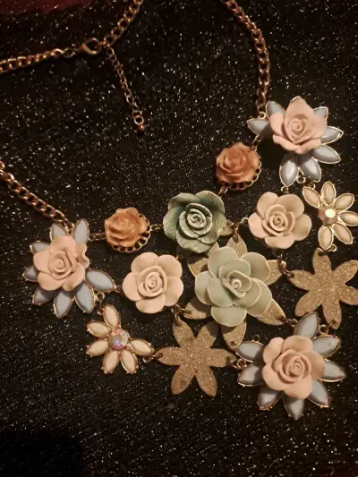 Collar de flores decorativas en tonos pastel - miniatura 2
