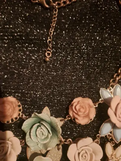 Collar de flores decorativas en tonos pastel - miniatura 3