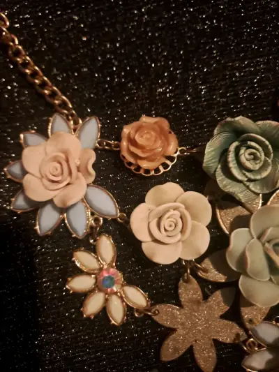 Collar de flores decorativas en tonos pastel - miniatura 4