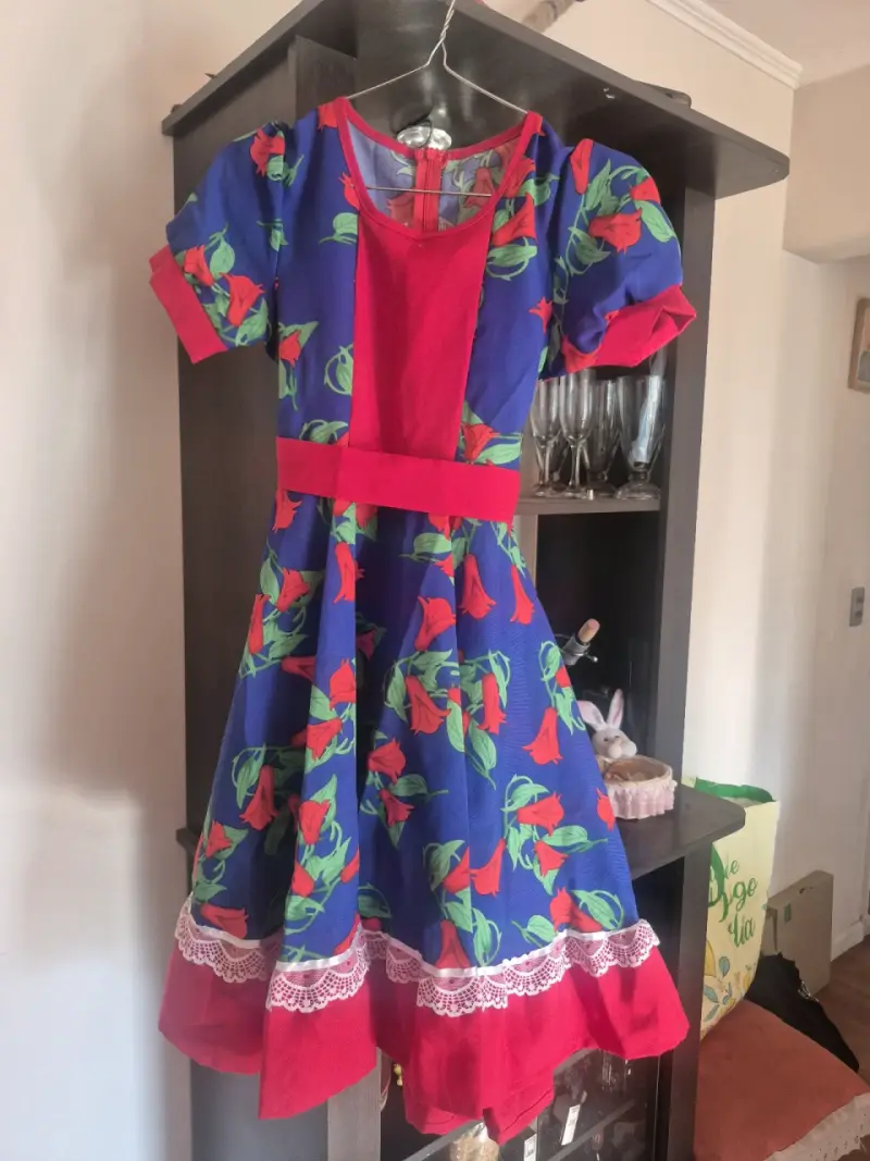 Vestido tradicional chileno con estampado floral - 1