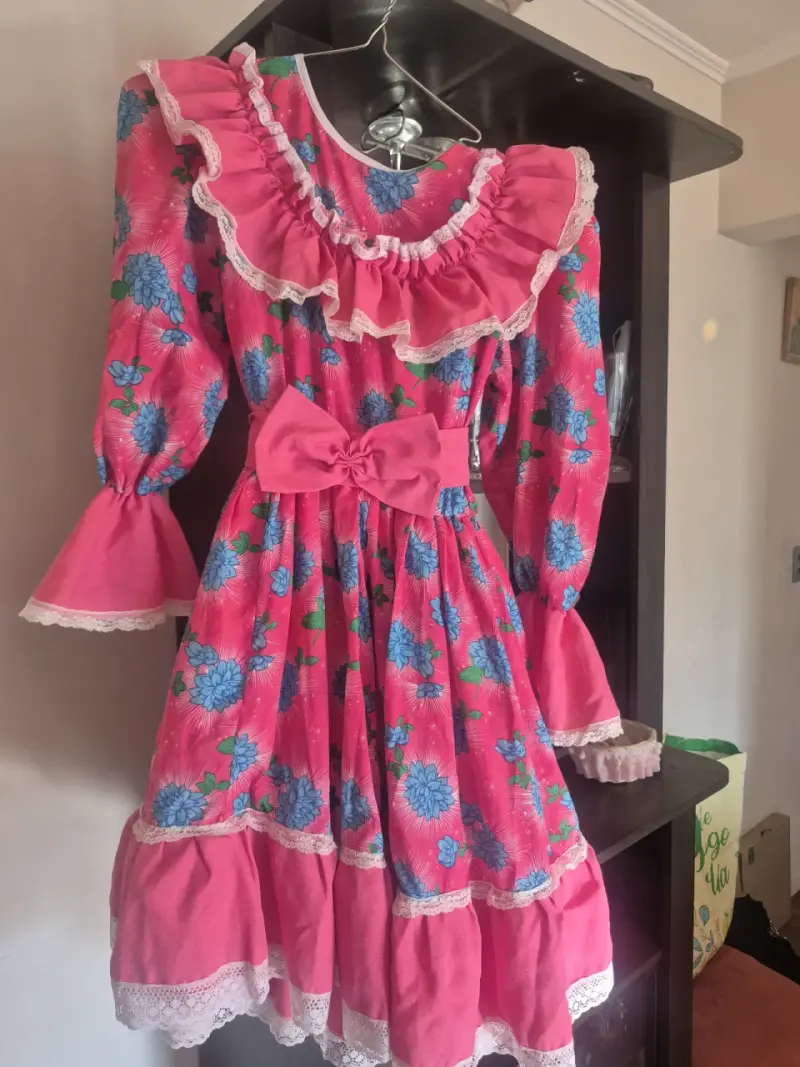 Vestido tradicional chileno con estampado floral - 2