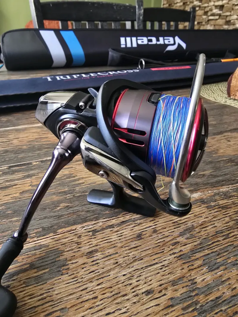 Carrete de Pesca daiwa con Línea Multicolor - 1
