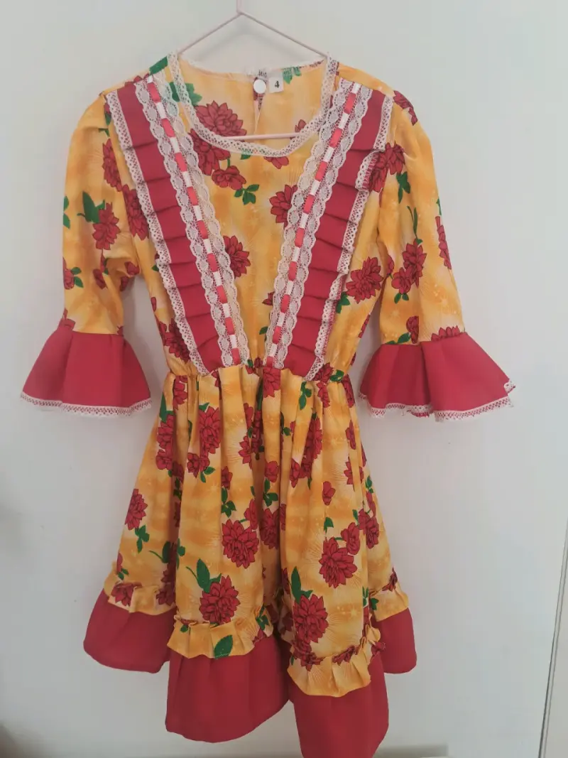 Vestido floral amarillo con volantes y encaje