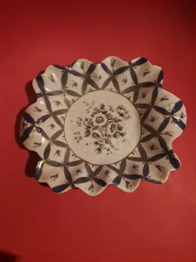 Plato decorativo de cerámica con diseño floral - miniatura 1