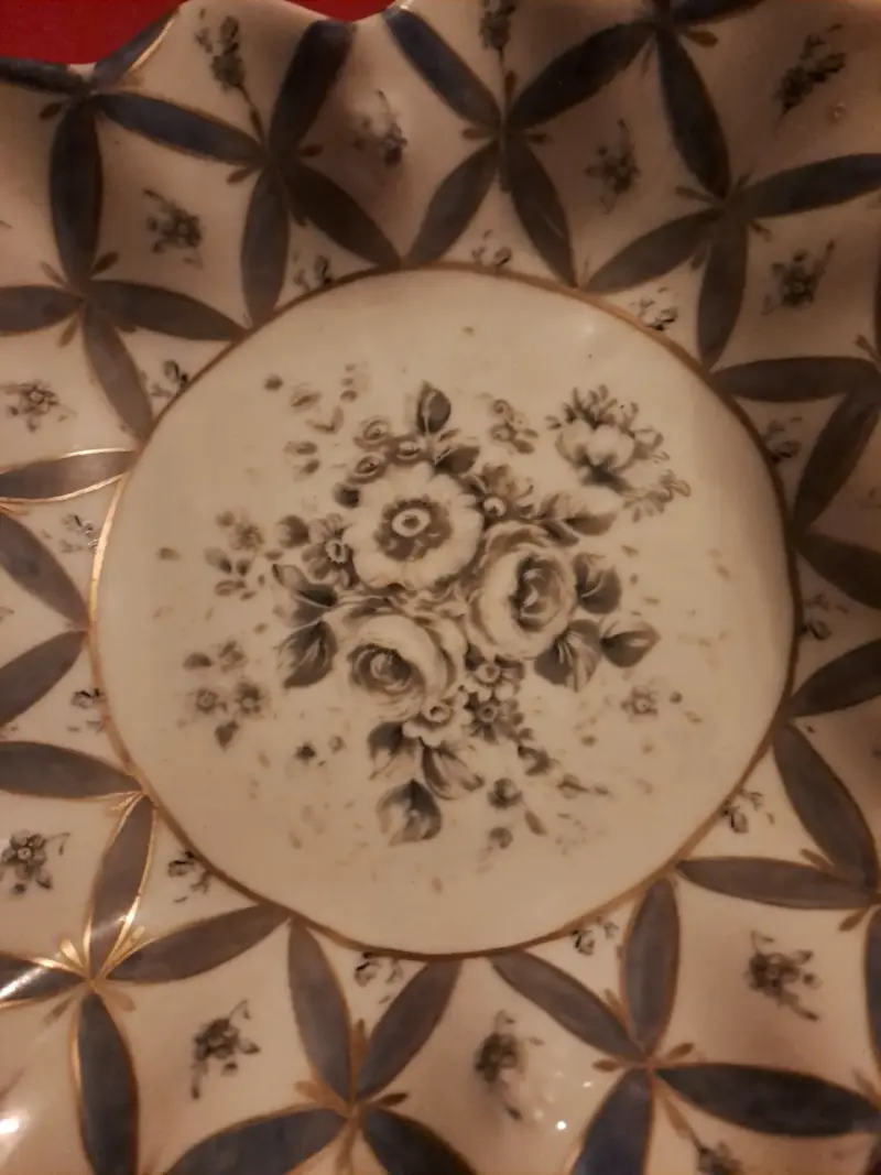 Plato decorativo de cerámica con diseño floral - 2