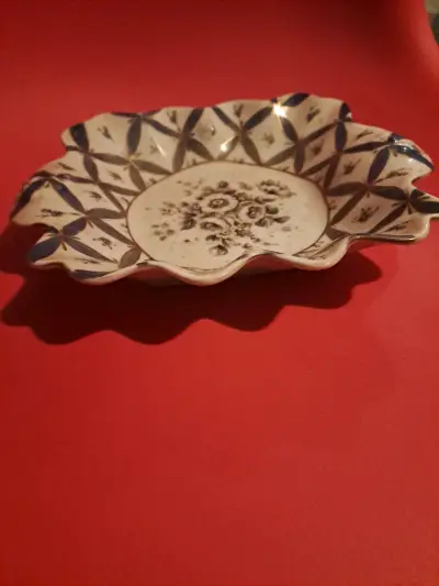 Plato decorativo de cerámica con diseño floral - miniatura 4