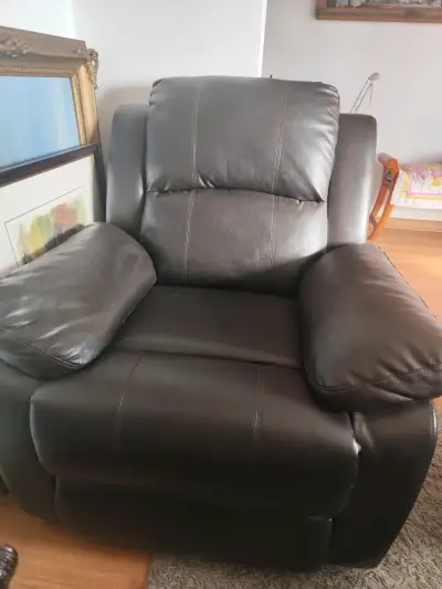Sillón reclinable de cuero cafe en buen estado - miniatura 1