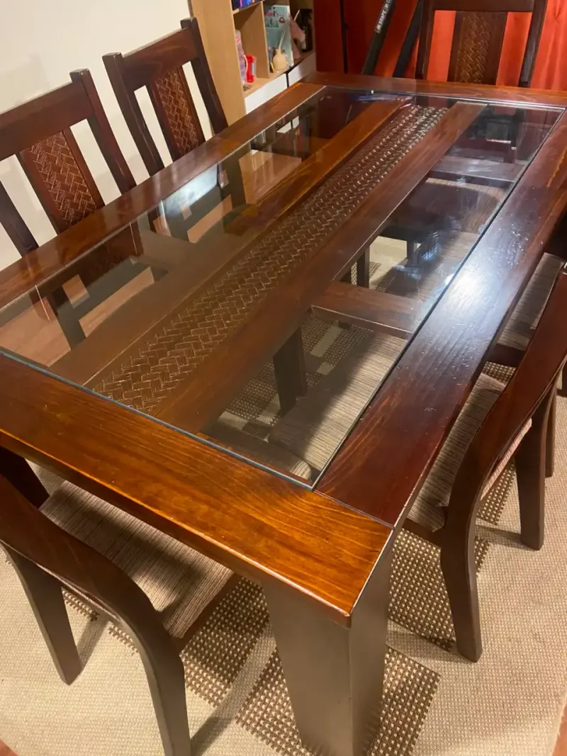 Mesa de comedor de madera con vidrio y 6 sillas