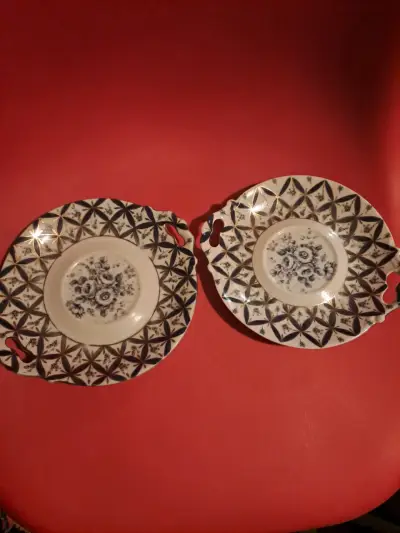 Platos decorativos de cerámica con diseño floral - miniatura 1