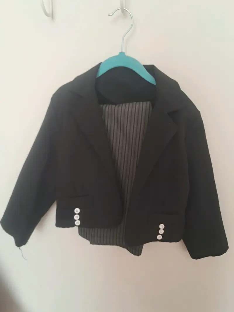 Traje de huaso negro con pantalón a rayas - 1