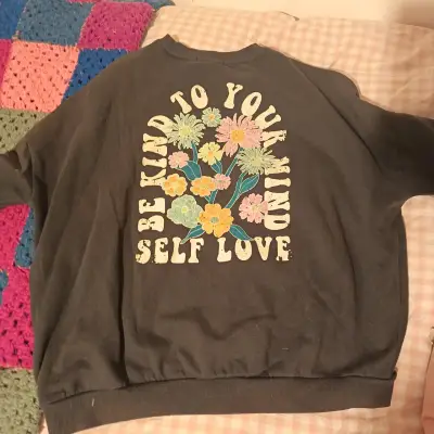 Polerón oversize con estampado floral y mensaje - miniatura 1