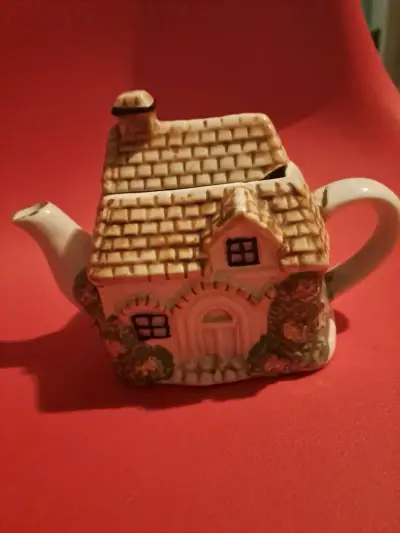 Tetera de cerámica en forma de casa vintage - miniatura 1