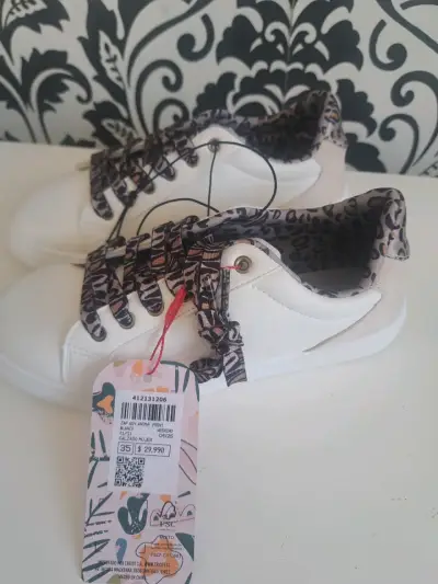 Zapatillas blancas con diseño animal print para mujer - miniatura 1