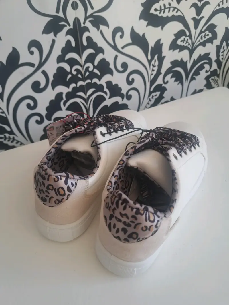 Zapatillas blancas con diseño animal print para mujer - 2