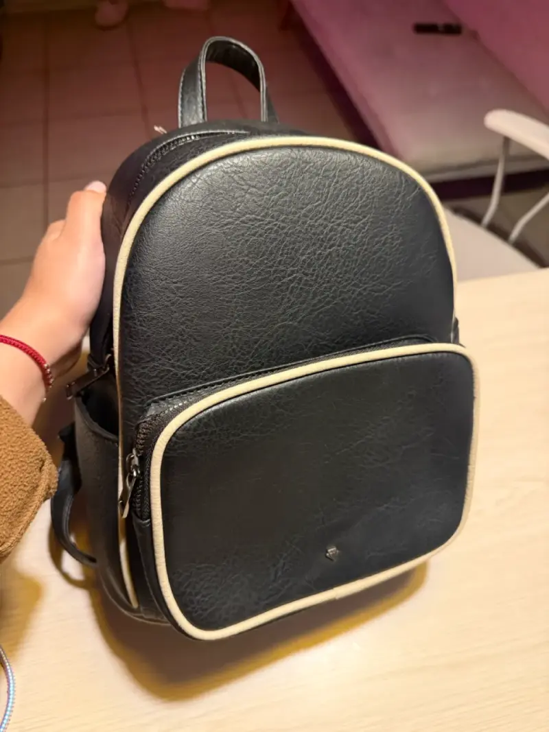 Mochila negra de cuero sintético cn detalles beige - 1