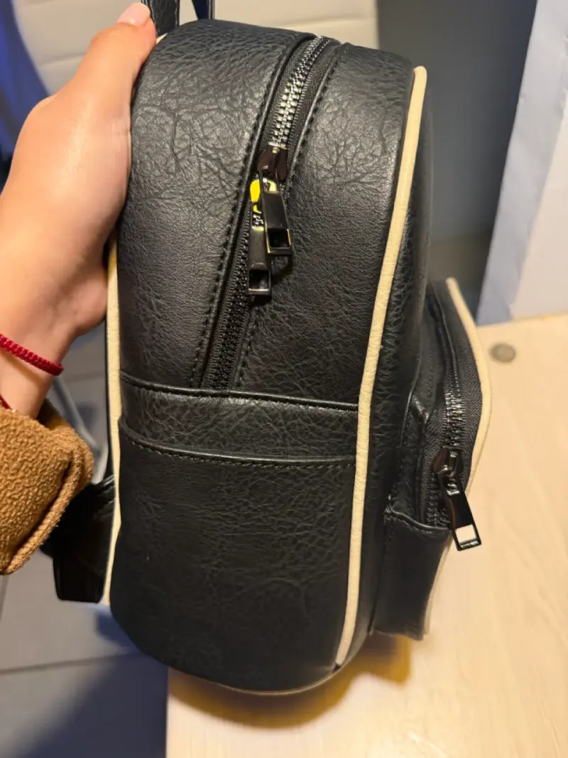 Mochila negra de cuero sintético cn detalles beige - 2