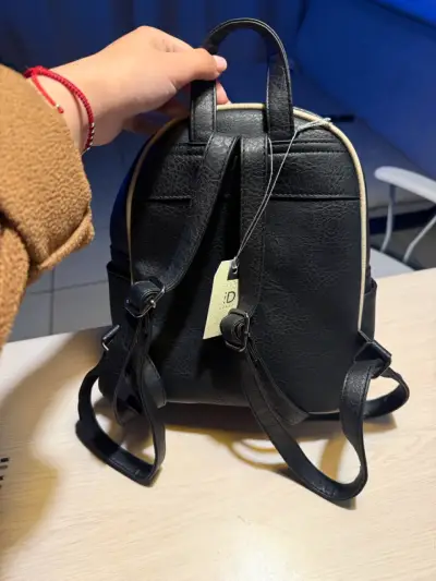 Mochila negra de cuero sintético cn detalles beige - miniatura 3