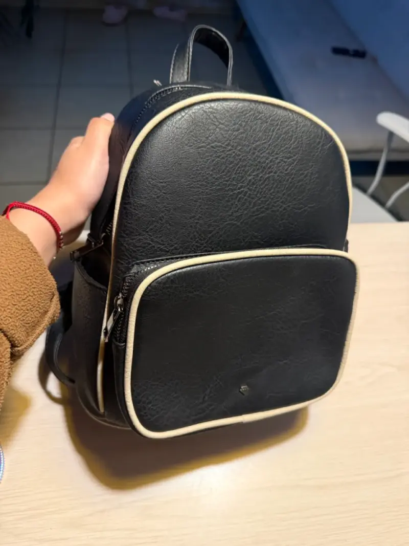 Mochila negra de cuero sintético cn detalles beige - 4