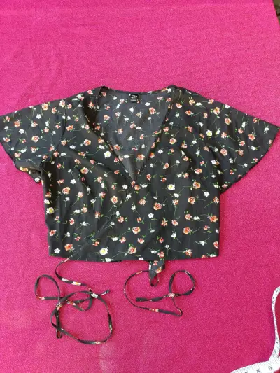 Blusa cruzada floral negra de mujer - miniatura 1