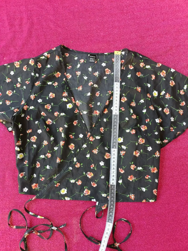 Blusa cruzada floral negra de mujer - 2