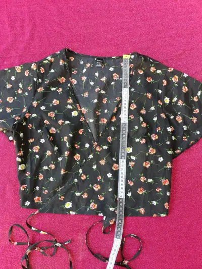 Blusa cruzada floral negra de mujer - miniatura 2