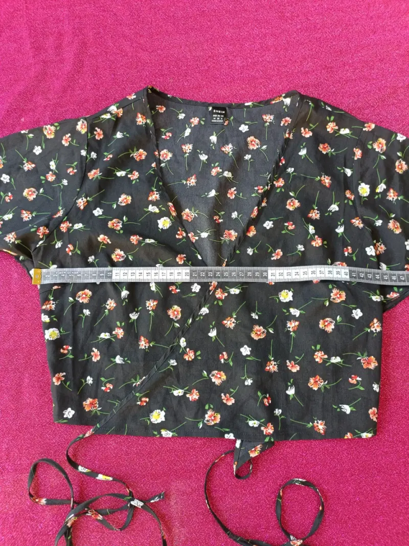 Blusa cruzada floral negra de mujer - 3