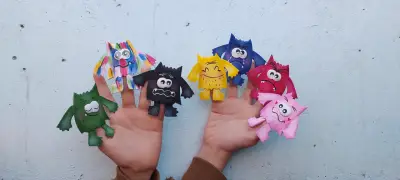Set de Títeres de Dedo Monstruo de los Colores - miniatura 1