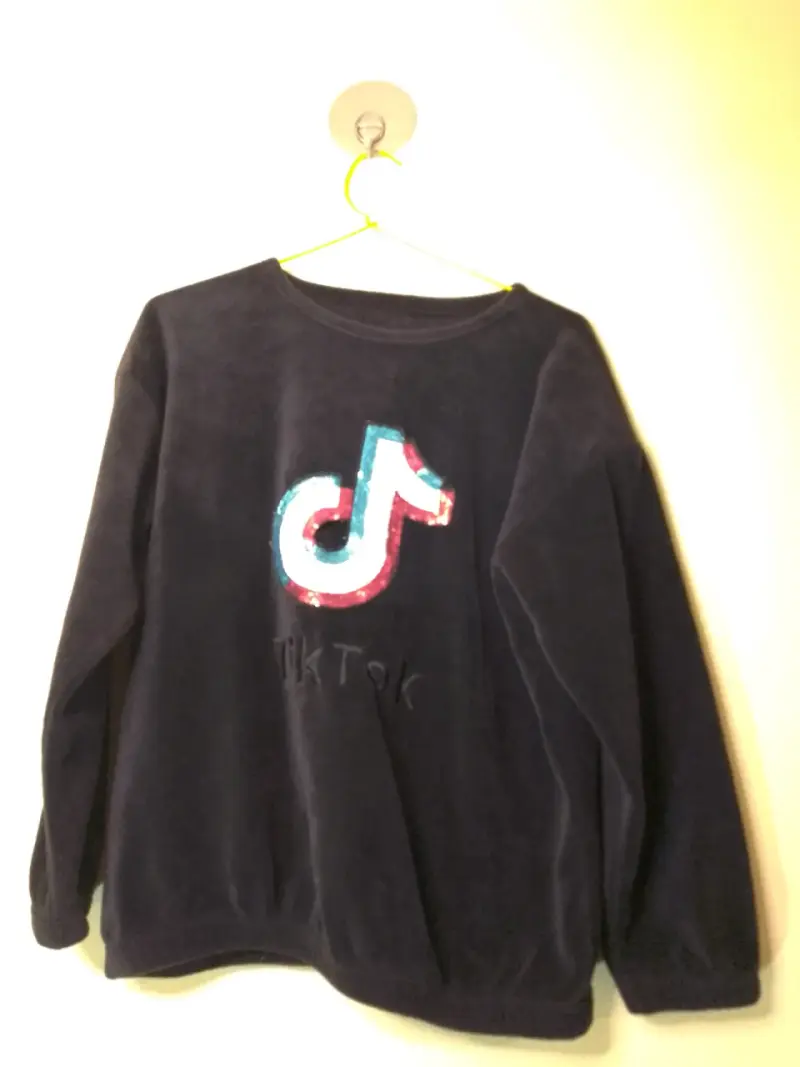 Polerón negro con logo TikTok de lentejuelas - 1