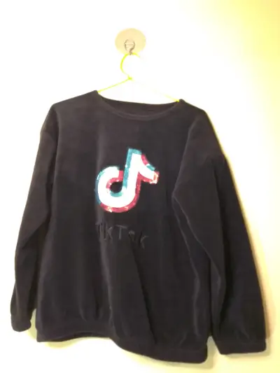 Polerón negro con logo TikTok de lentejuelas - miniatura 1