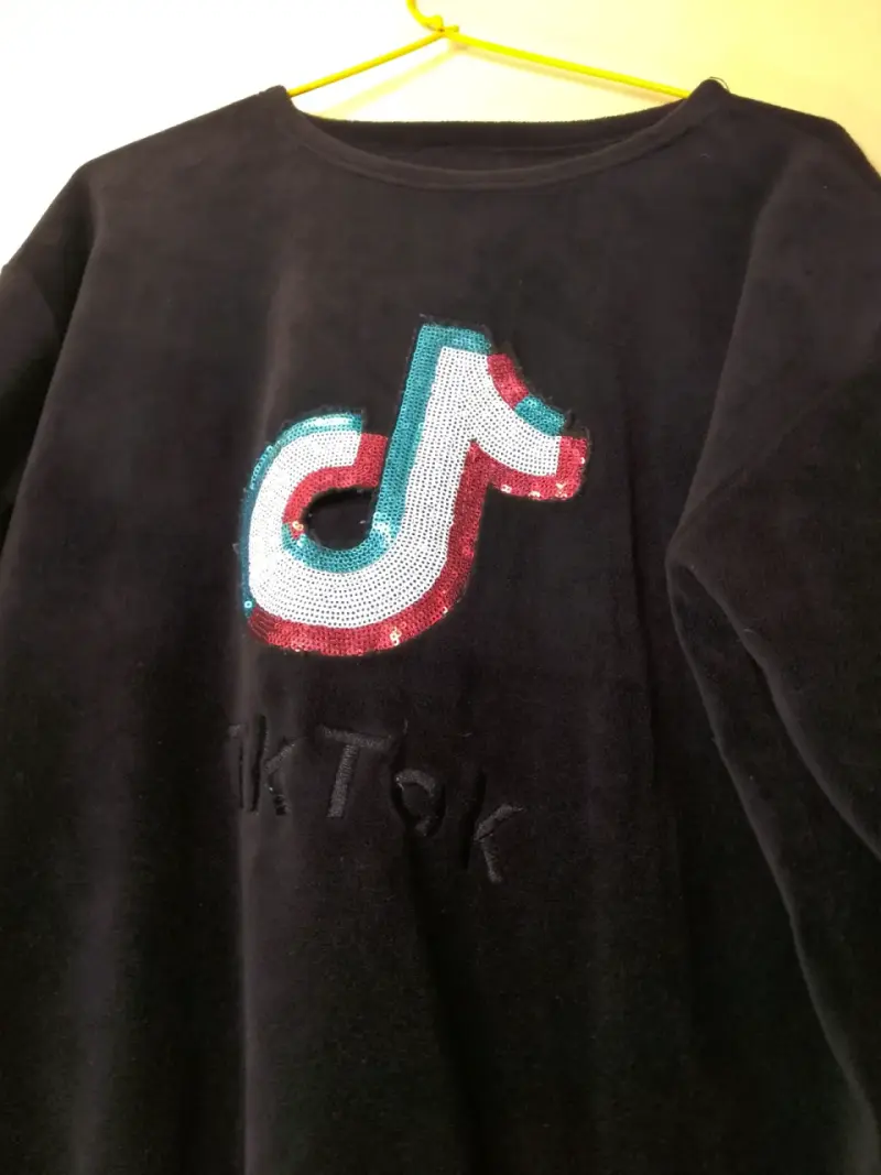 Polerón negro con logo TikTok de lentejuelas - 2