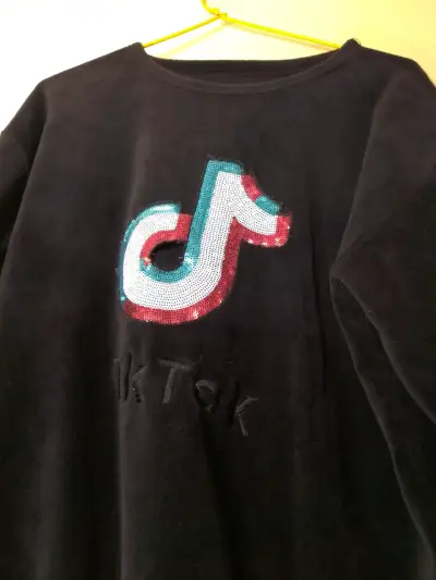 Polerón negro con logo TikTok de lentejuelas - miniatura 2