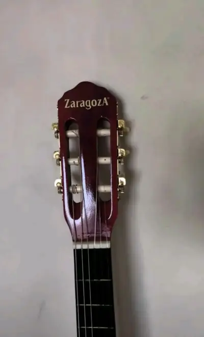Guitarra clásica Zaragoza en muy buen estado - miniatura 2