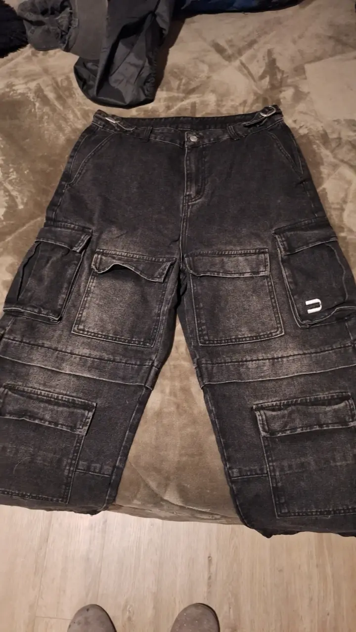 Pantalones cargo negros con bolsillos - 1