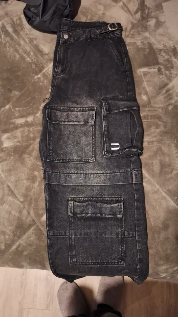 Pantalones cargo negros con bolsillos - 2