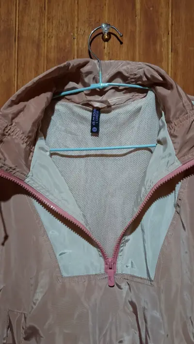 Cortaviento rosa para mujer con medio cierre - miniatura 5