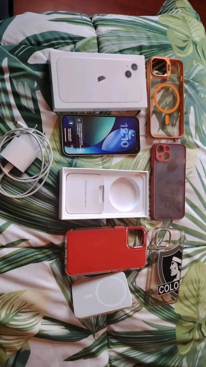iPhone 13 blanco con accesorios y caja original - 1