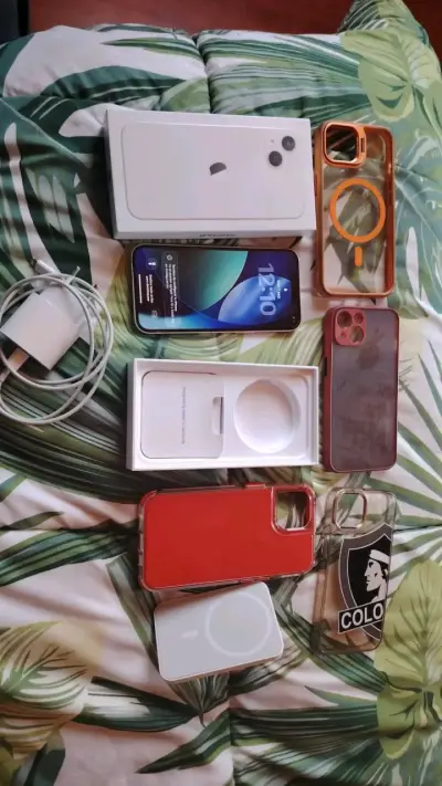 iPhone 13 blanco con accesorios y caja original - miniatura 1